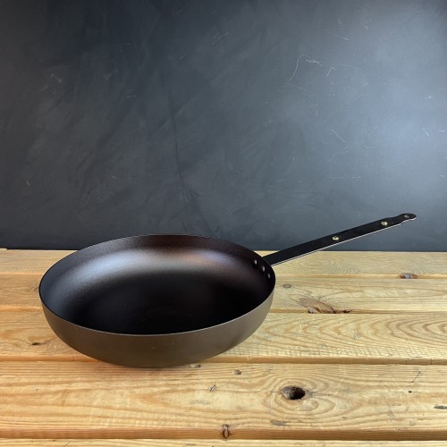 https://www.netherton-foundry.co.uk/image/cache/catalog/Chefs%20Pan/Pan%20without%20lid%20angled-500x500.jpg