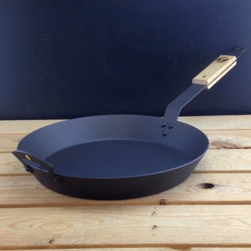 https://www.netherton-foundry.co.uk/image/cache/catalog/Frying%20pans/12%20inch%20pan%20with%20front%20handle-500x500.JPG