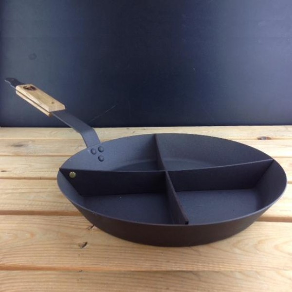 https://www.netherton-foundry.co.uk/image/cache/catalog/Frying%20pans/breakfast%20pan%20front%203.4%20view-600x600.jpg