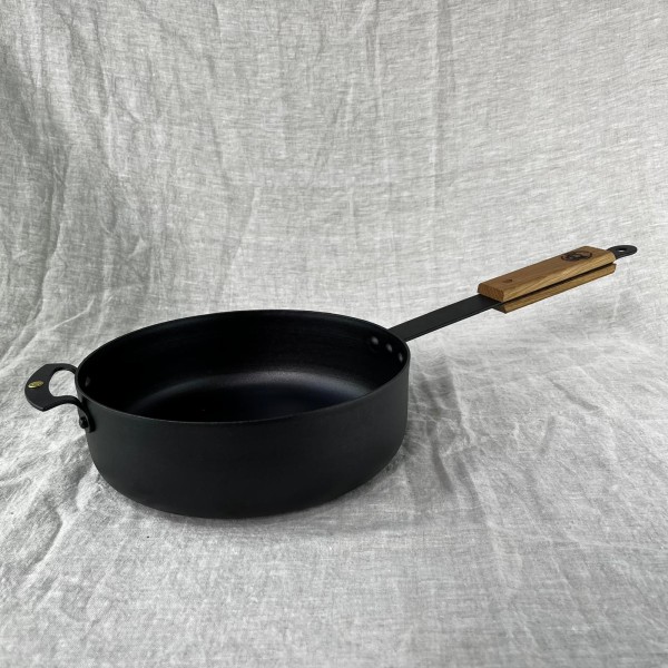 9" (23cm) Spun Iron Sauteuse with front handle