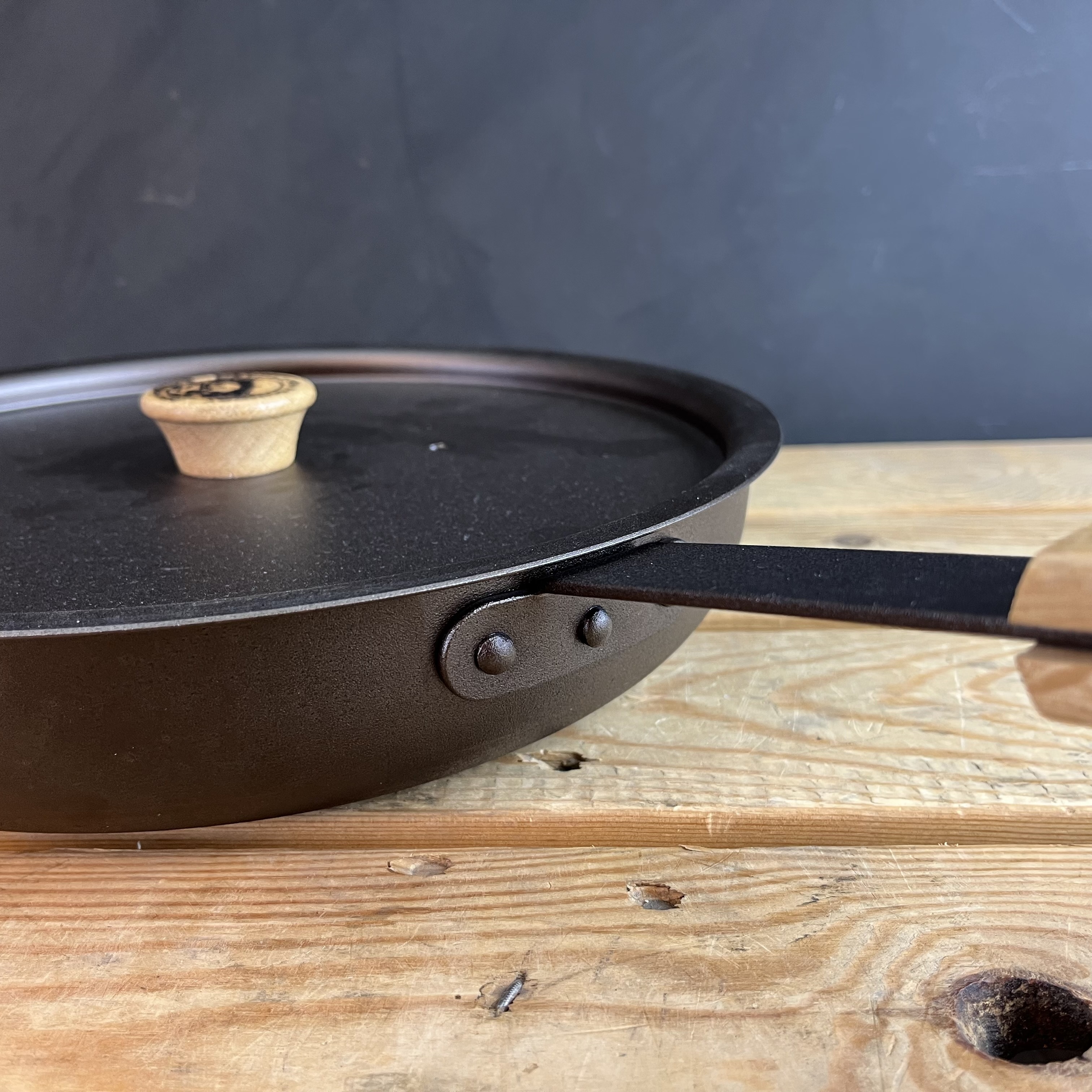 https://www.netherton-foundry.co.uk/image/catalog/Chefs%20Pan/Saute%20oan,%20handle%20rivet%20detail.jpg