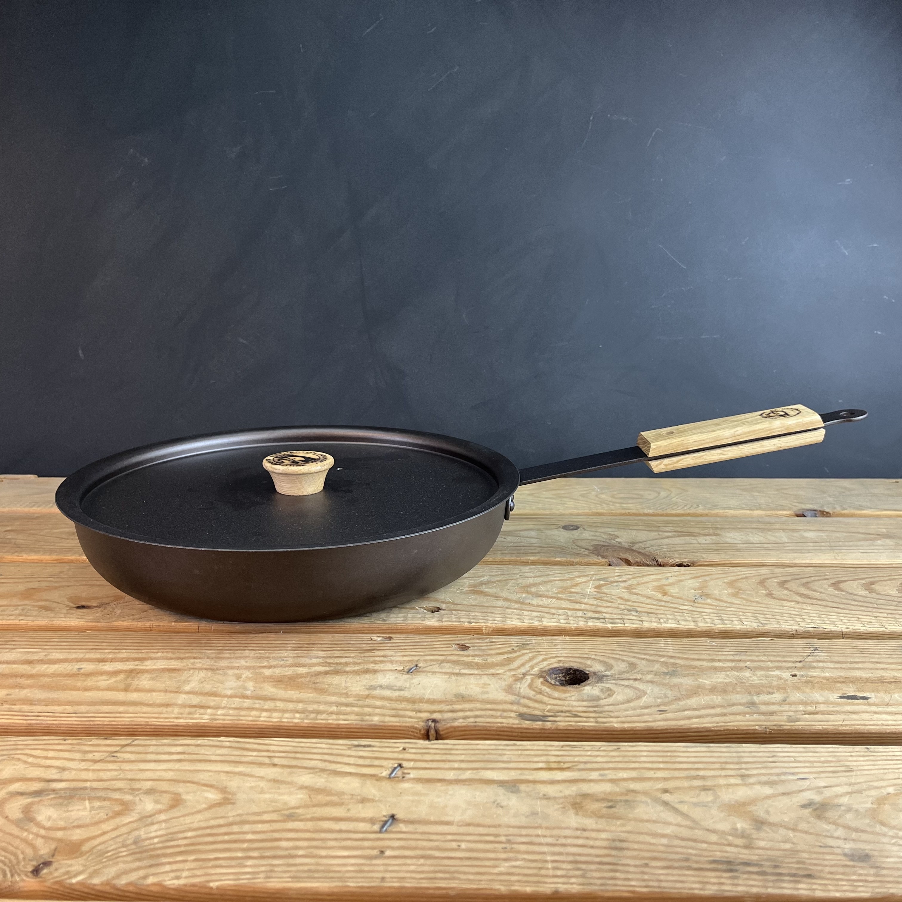 https://www.netherton-foundry.co.uk/image/catalog/Chefs%20Pan/Saute%20side%20view.jpg