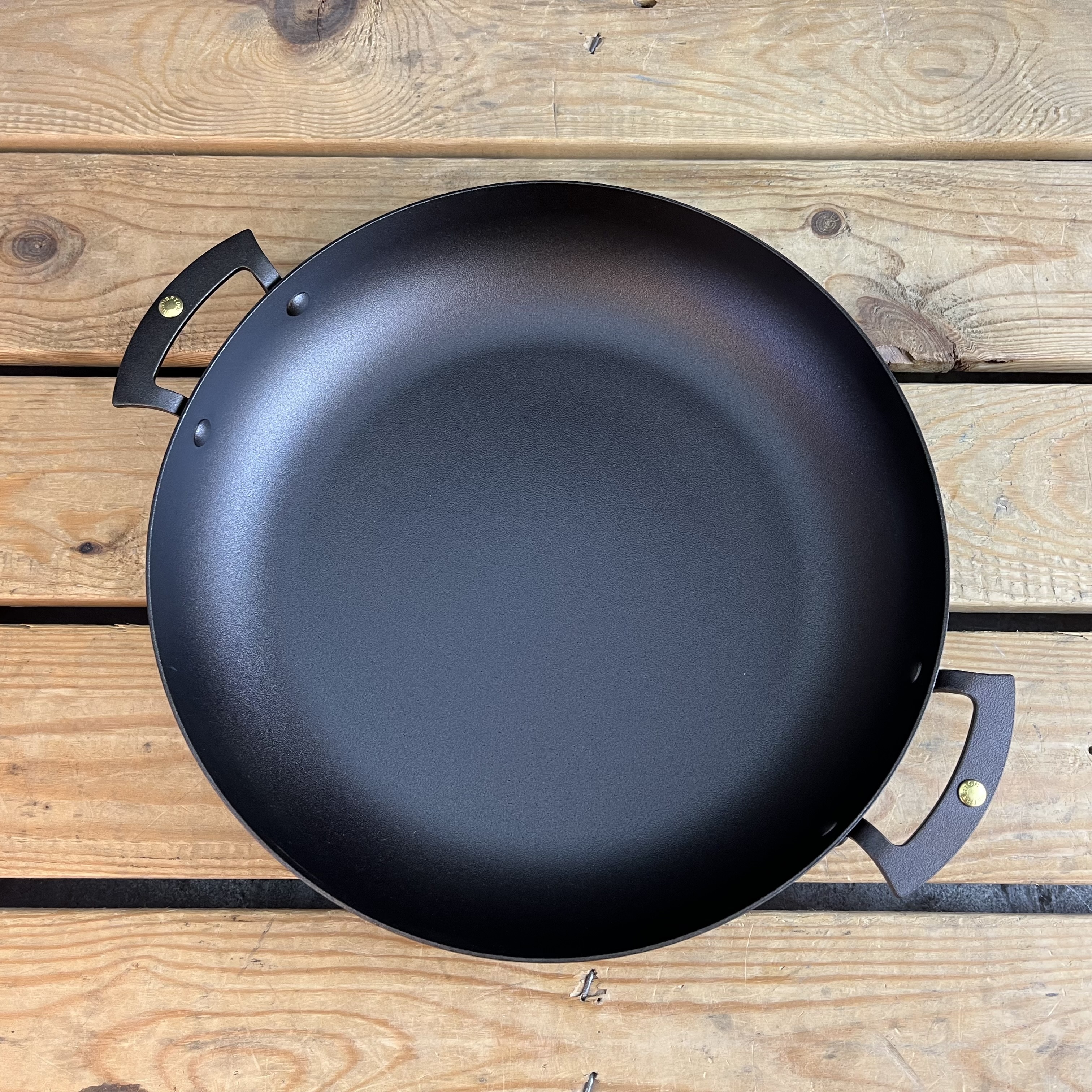 https://www.netherton-foundry.co.uk/image/catalog/Chefs%20Pan/prospector%20pan%20flat%20lay.jpg