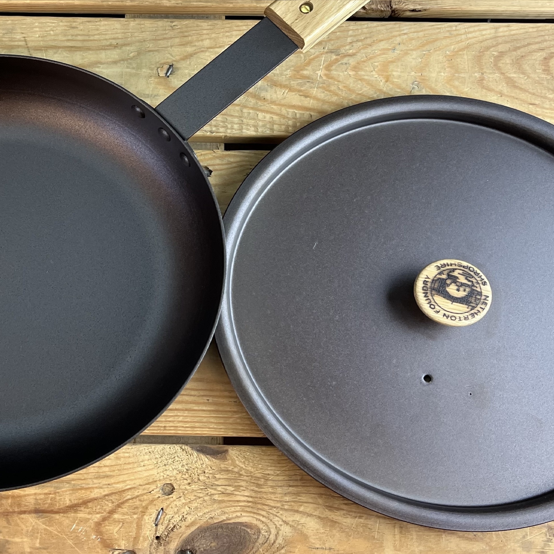 https://www.netherton-foundry.co.uk/image/catalog/Chefs%20Pan/saute%20pan%20lid%20sq.jpg