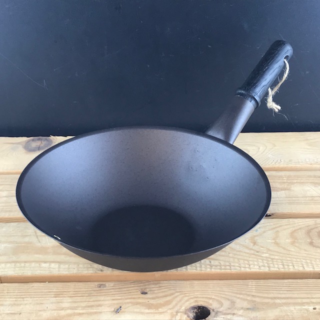 13 (33cm) Spun iron wok with lid