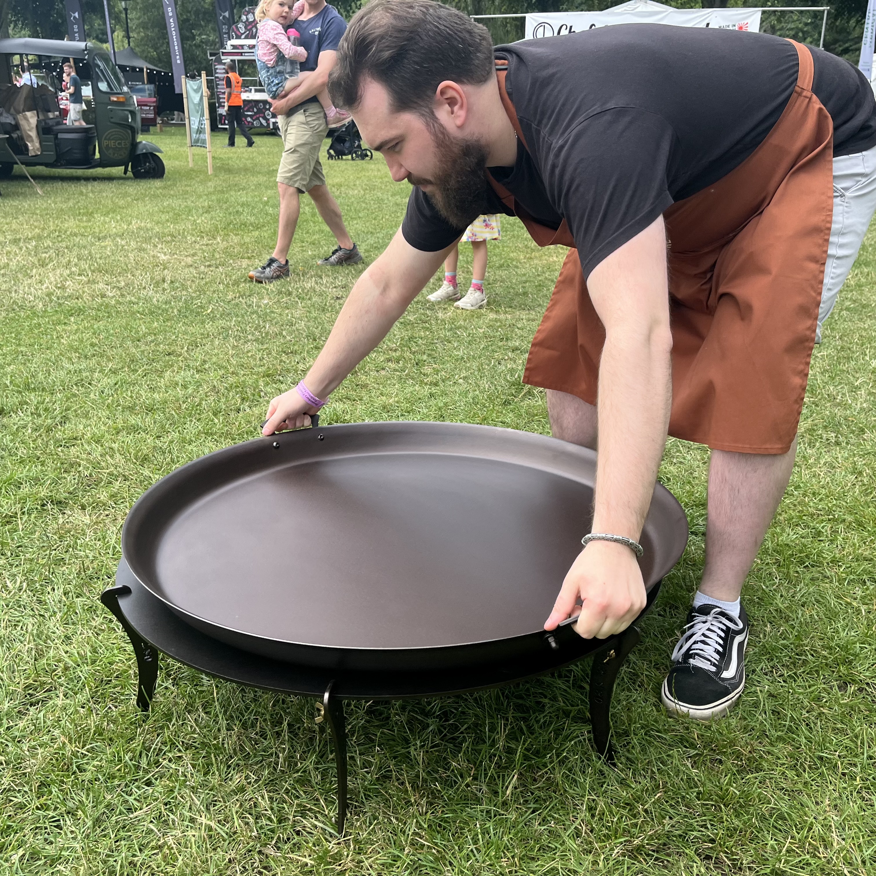 33 (86cm) Giant Paella Pan